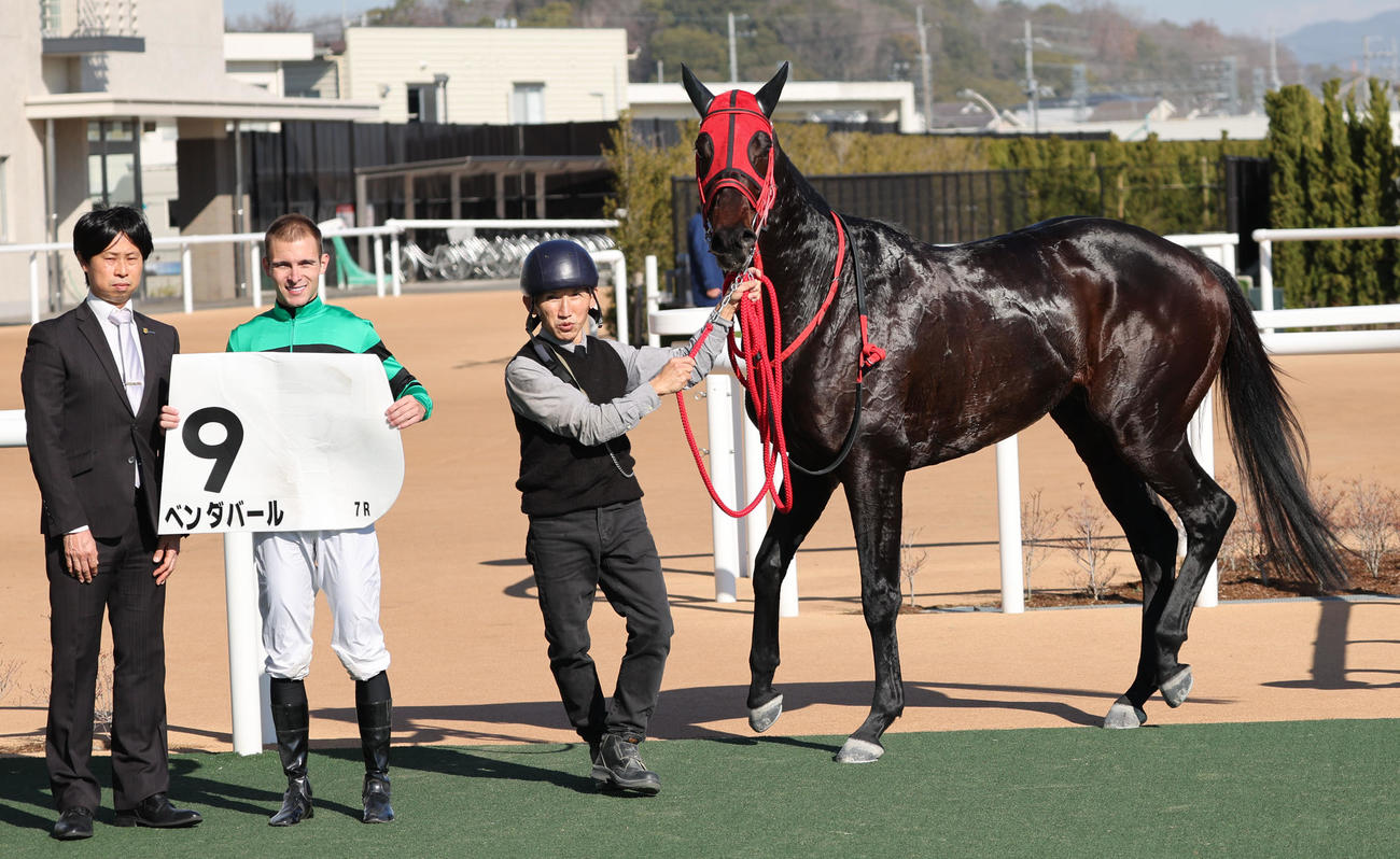 京都7R、4歳以上1勝クラスを制したハマーハンセン騎手とベンダバールは口取りに納まる（撮影・西尾就之）
