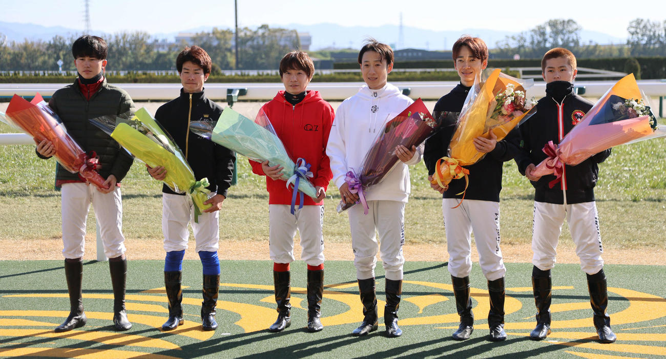 騎手表彰を受けた、左から小牧、草野、池添、藤岡、松山、西村の各騎手（撮影・西尾就之）
