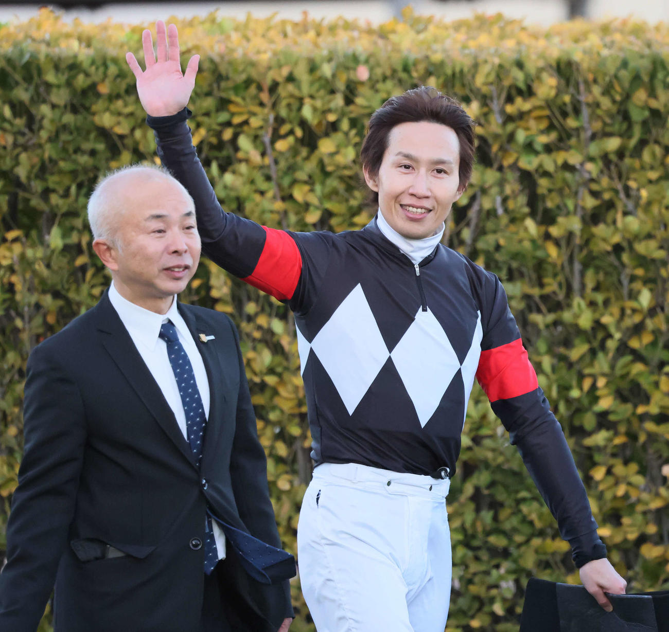 迎春Sをアスクナイスショーで制して声援に応える田辺騎手。左は中舘師（撮影・丹羽敏通）