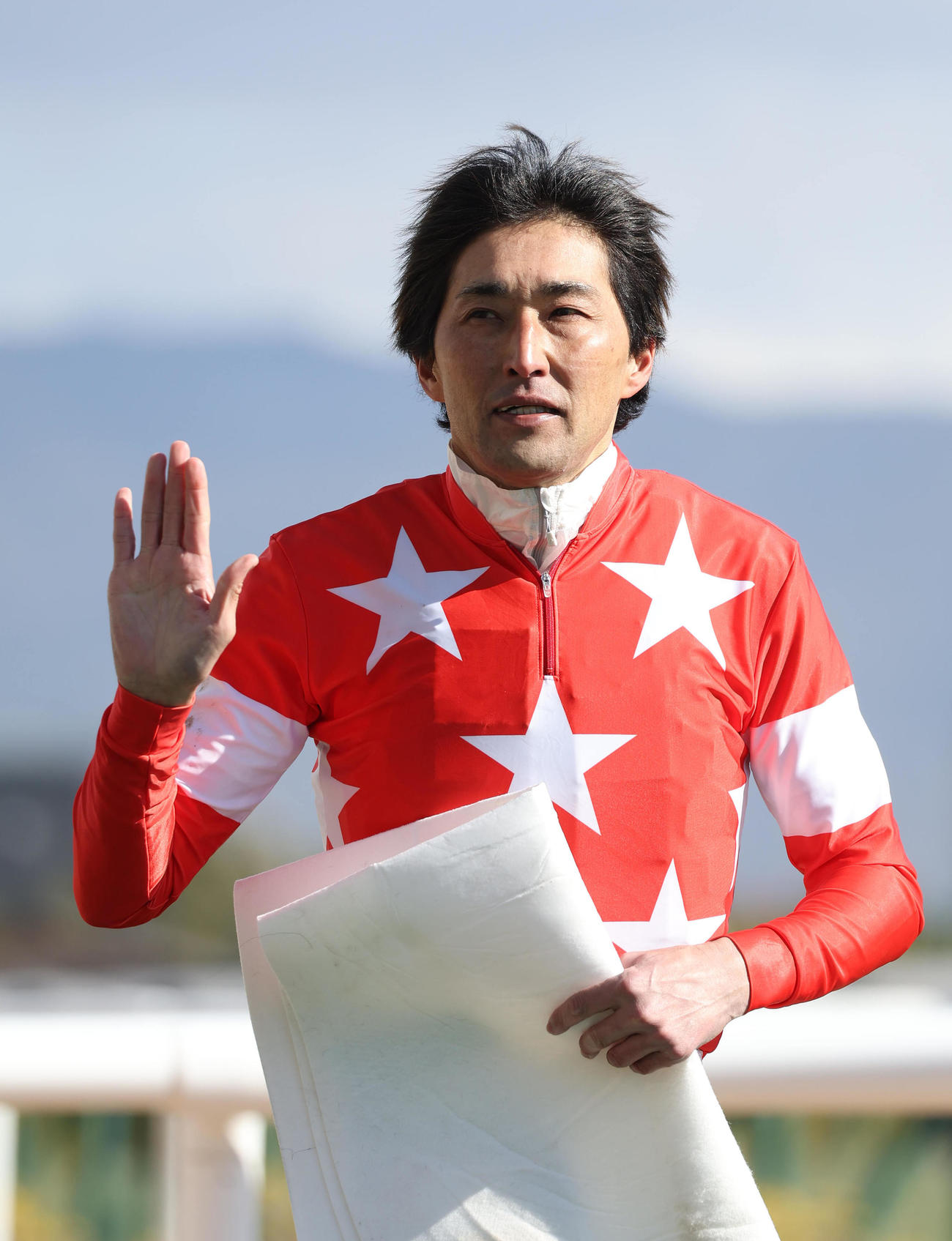 京都4R、JRA障害競走通算200勝を達成してファンの声援に手を振る西谷騎手（中央）（撮影・白石智彦）