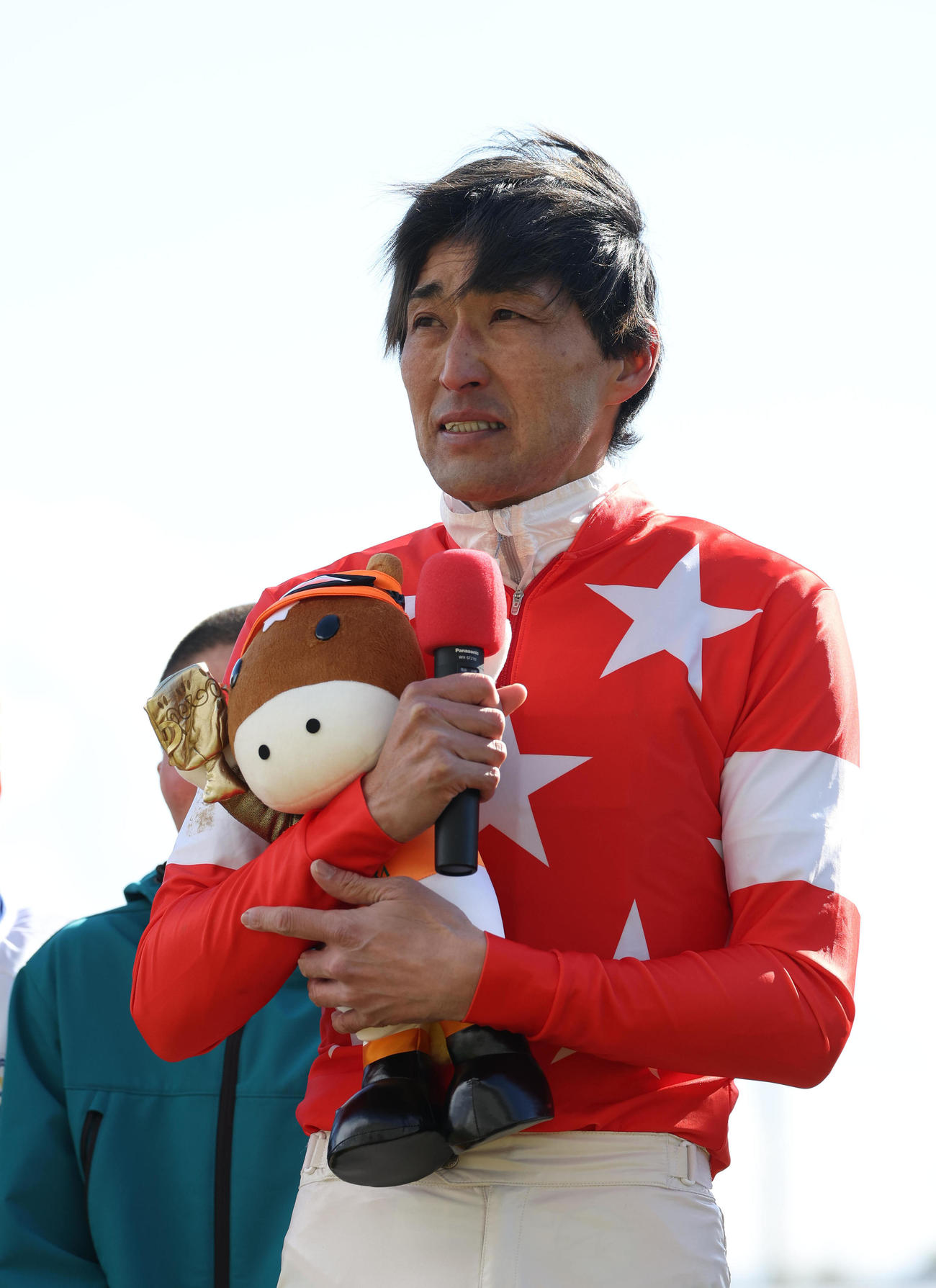 京都4R、JRA障害競走通算200勝を達成してインタビューに答える西谷騎手（撮影・白石智彦）