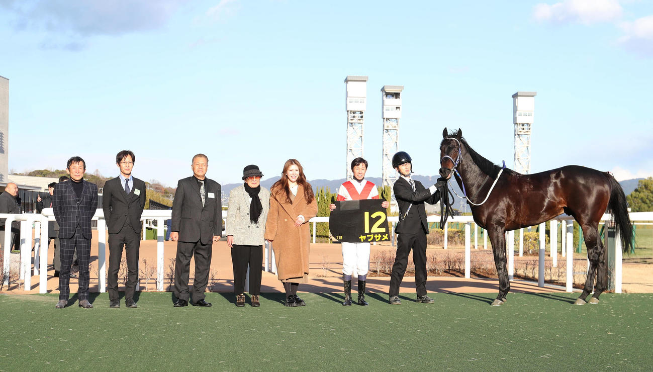 京都11R、淀短距離Sを制したヤブサメと口取りに並ぶ武豊騎手（右から2人目）（撮影・白石智彦）