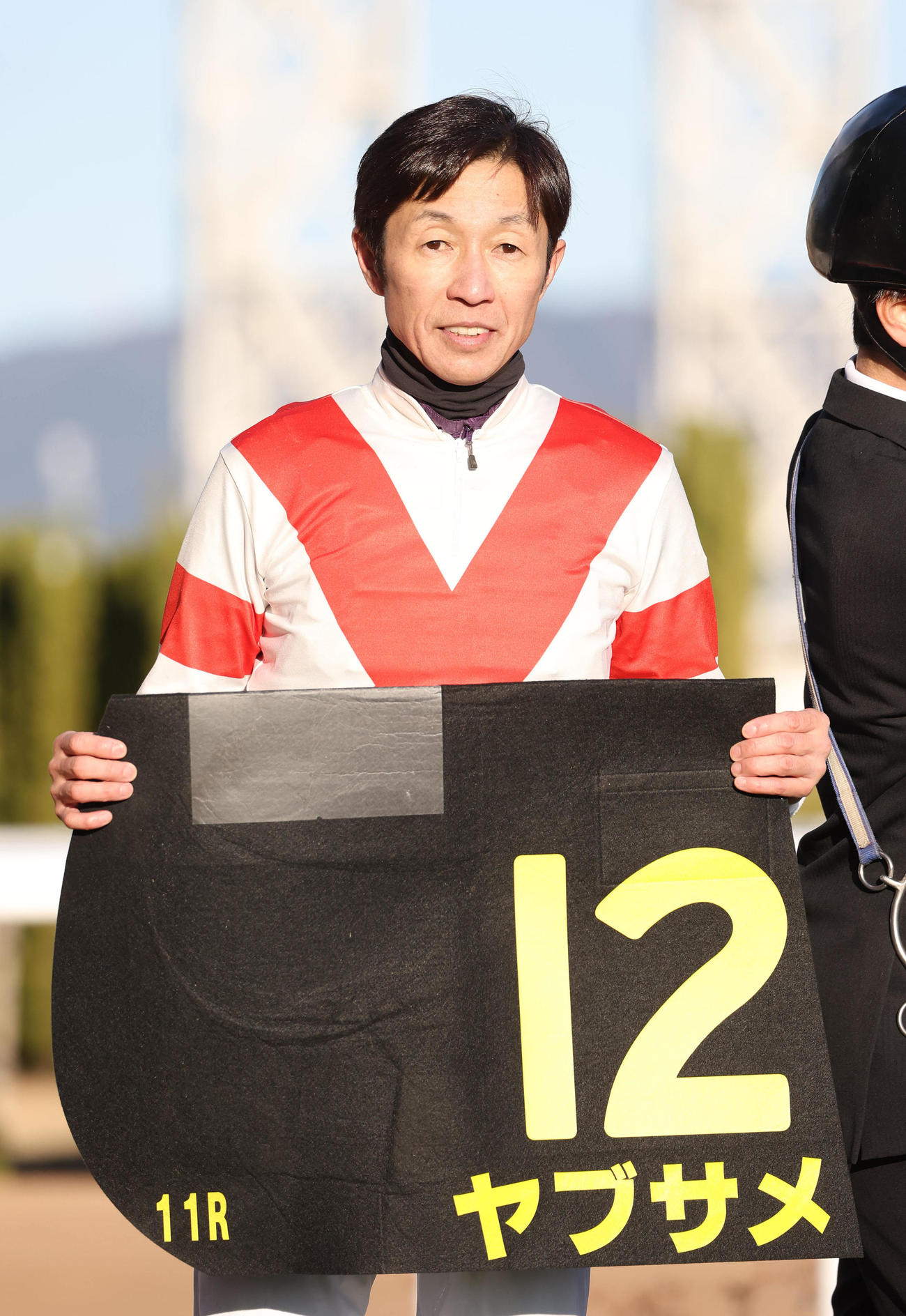 京都11R、淀短距離Sを制したヤブサメと口取りに並ぶ武豊騎手（撮影・白石智彦）