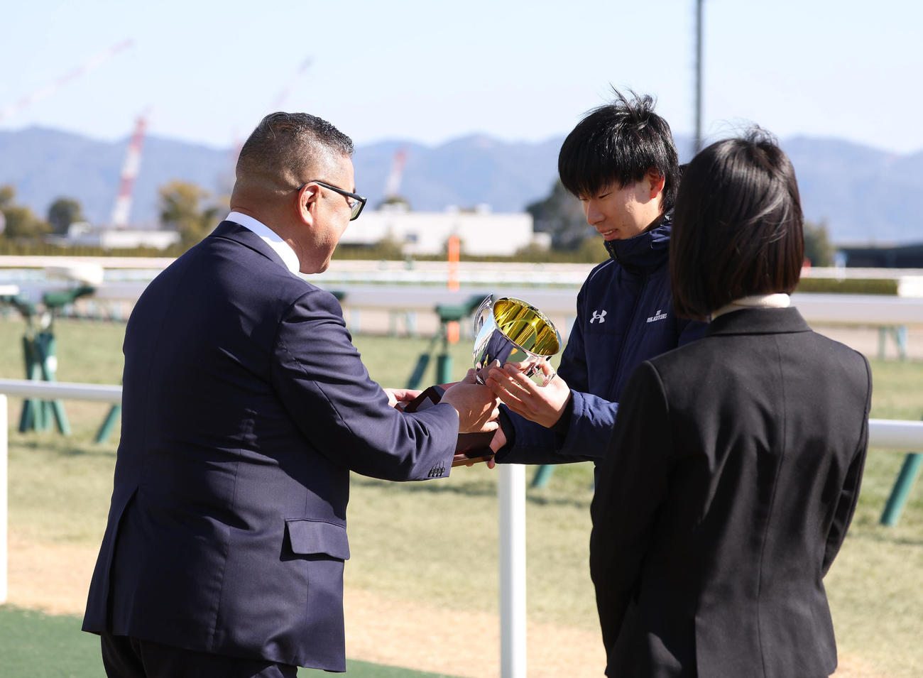 日刊スポーツ新聞西日本中山克也代表取締役社長から中央競馬騎手ホープ賞の記念のトロフィーを授与される高杉騎手（右）（撮影・白石智彦）
