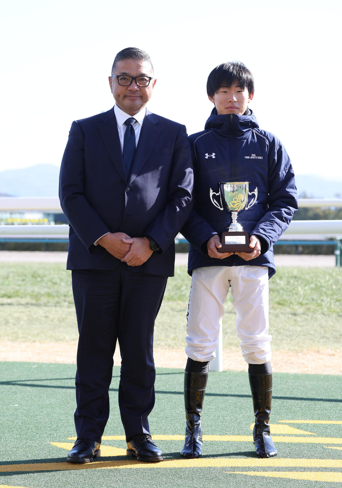 記念写真に納まる日刊スポーツ新聞西日本中山克也代表取締役社長（左）と中央競馬騎手ホープ賞を受賞した高杉騎手（撮影・白石智彦）