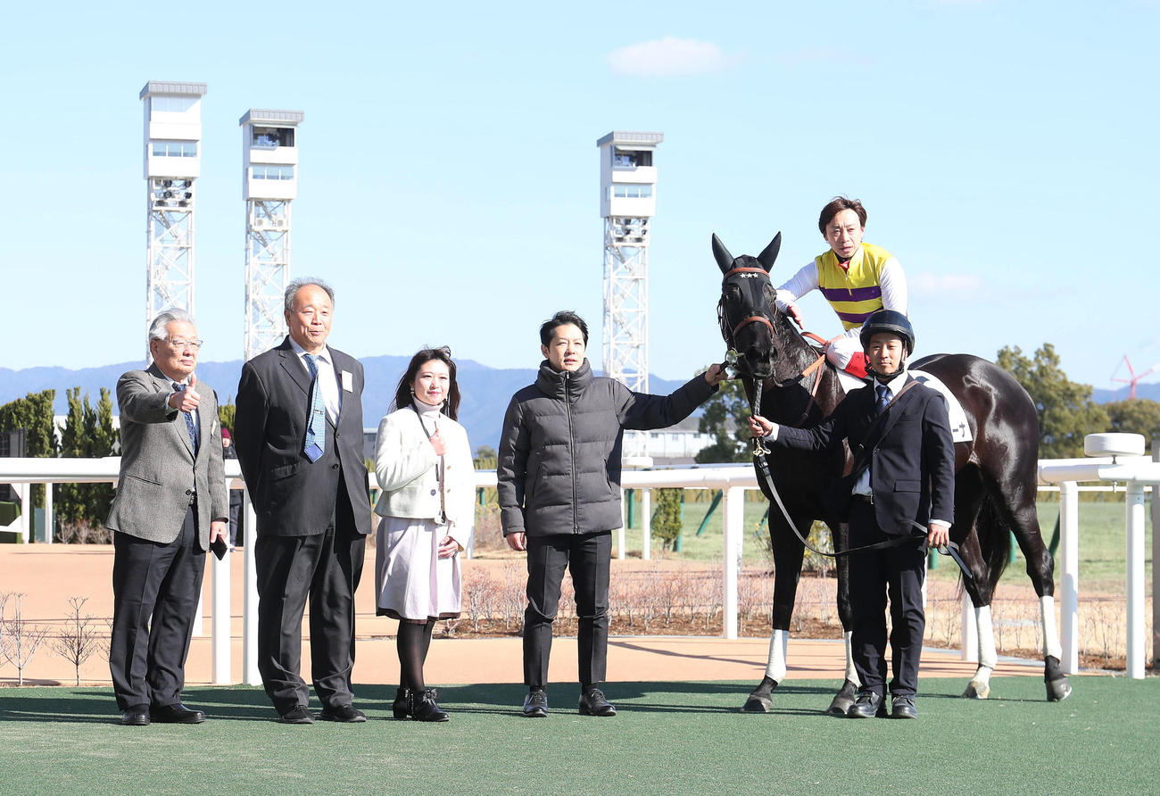 京都5R、新馬戦を快勝したニシノサリーナと口取りに納まる馬上の池添騎手（撮影・白石智彦）