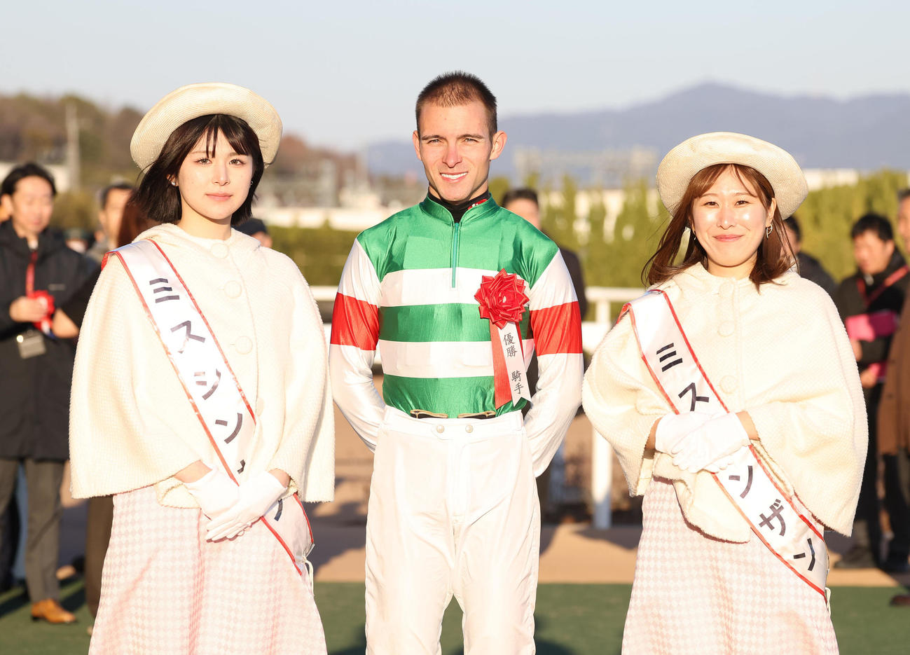 京都11R、左からミスシンザンの山田海優さん、ハマーハンセン騎手、浅田みどりさん（撮影・白石智彦）