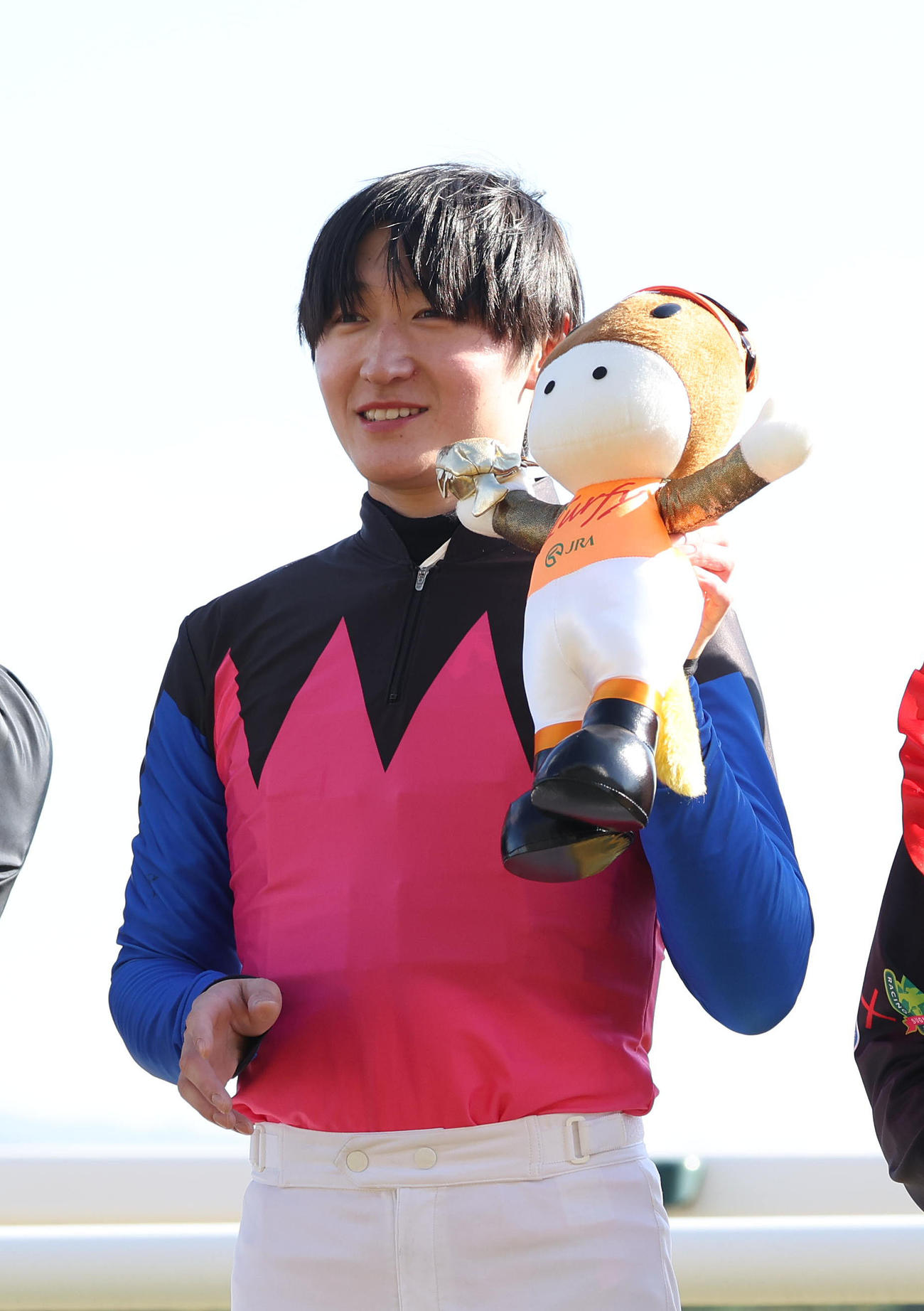 京都6R、JRA通算600勝を達成して笑顔を見せる鮫島克駿騎手（撮影・白石智彦）