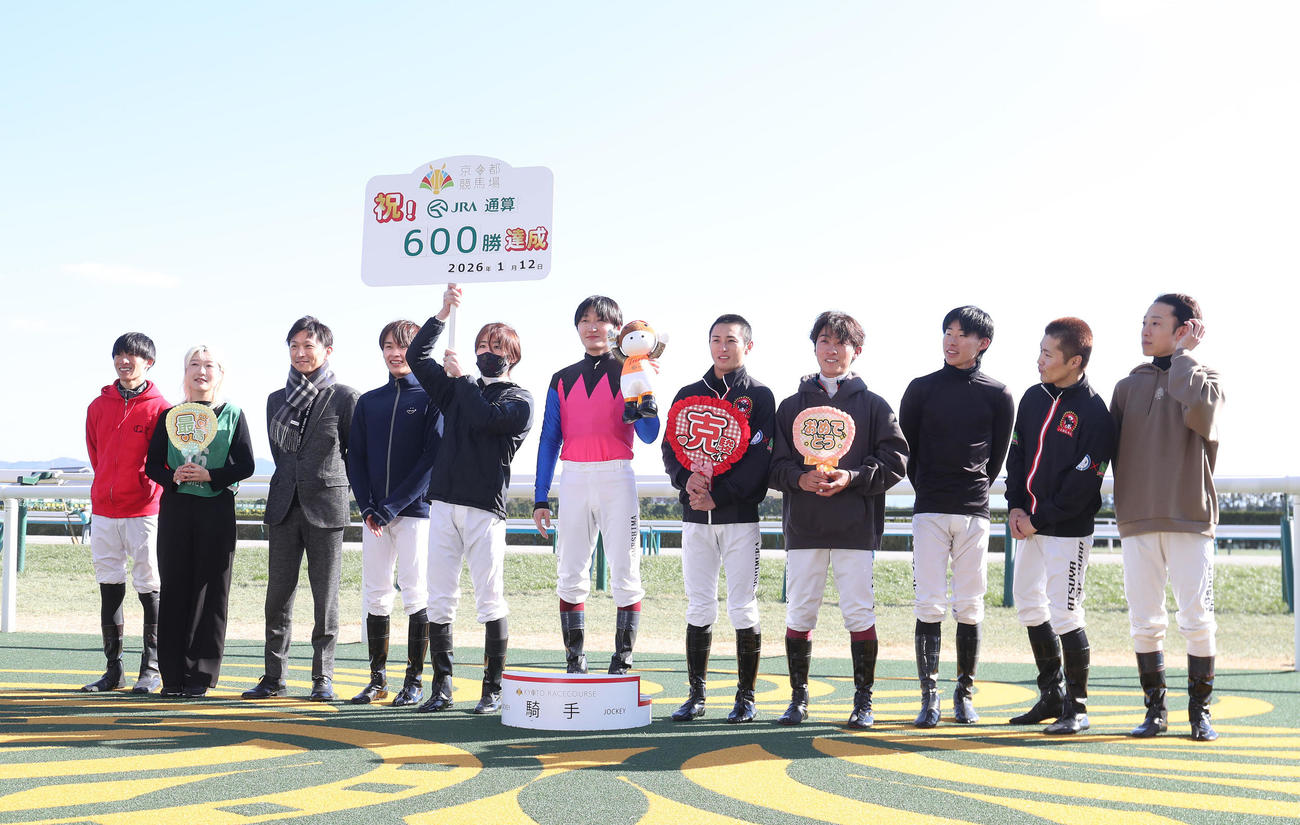 京都6R、JRA通算600勝を達成して騎手仲間と記念写真に納まる鮫島駿騎手（中央）（撮影・白石智彦）