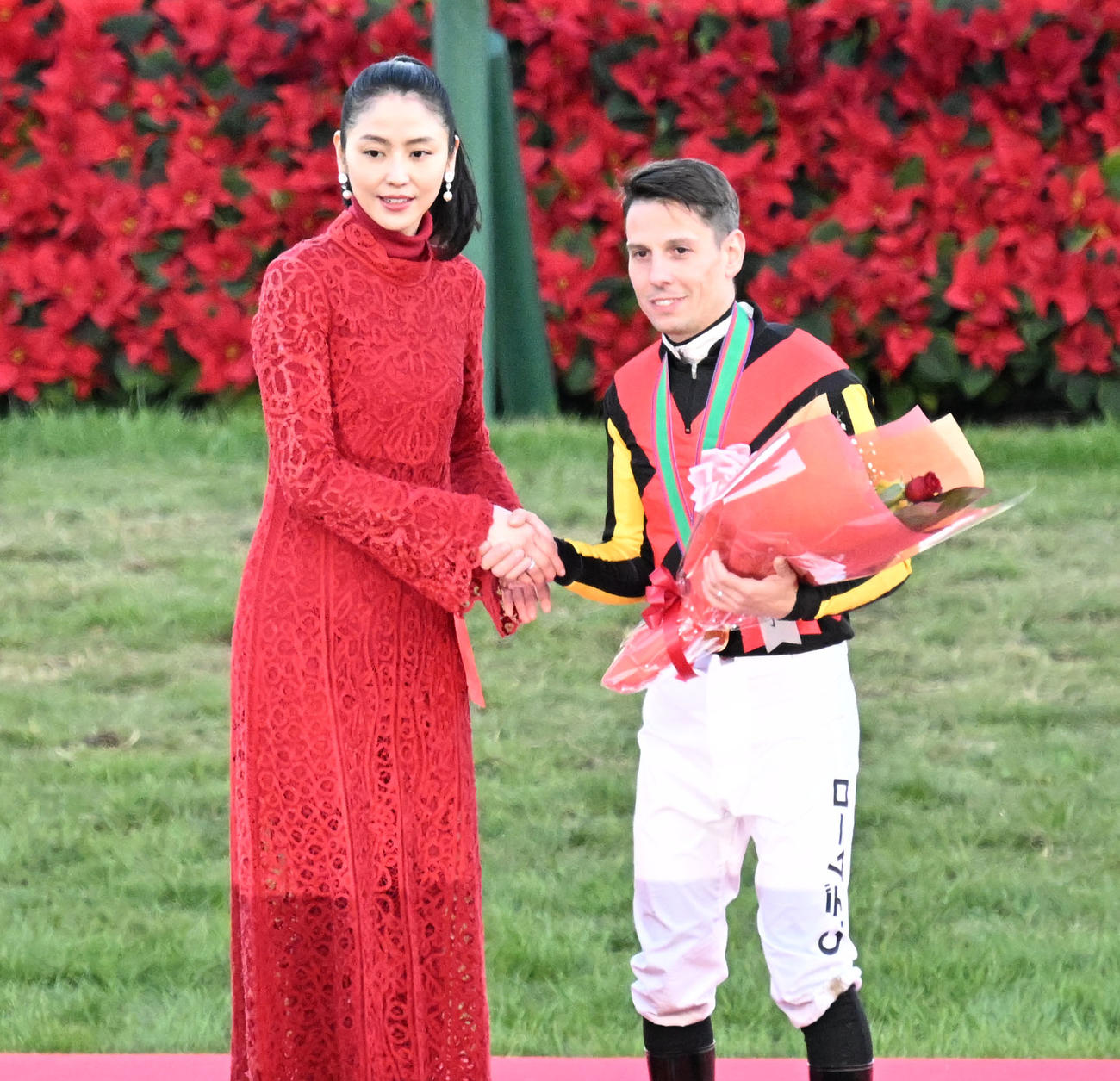 有馬記念の表彰式を終え、記念撮影に応じるC・デムーロ騎手と長澤まさみ（2025年12月28日撮影）