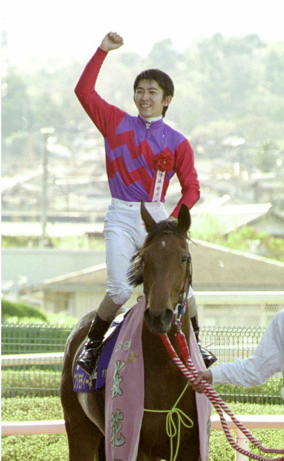 プリモディーネで桜花賞を制しG1初制覇の福永祐一騎手（1999年撮影）