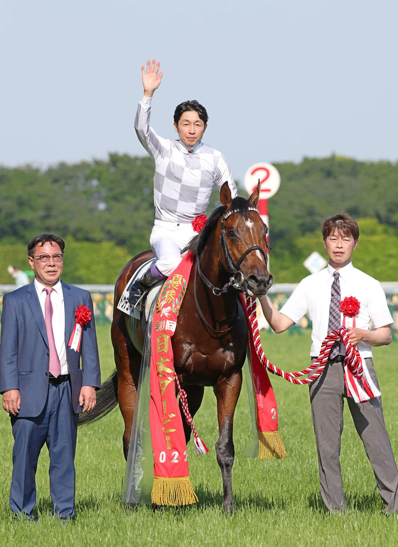 ダービーを制したドウデュースと武豊騎手。左は松島代表（2022年撮影）