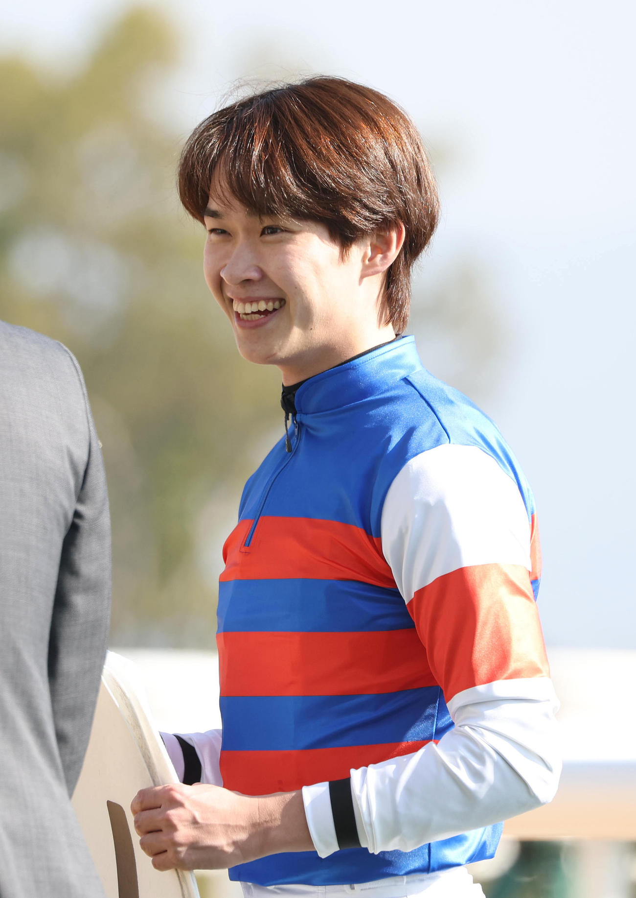 京都4R、ホウショウルクスで新馬戦を制し笑顔を見せる角田騎手（撮影・白石智彦）