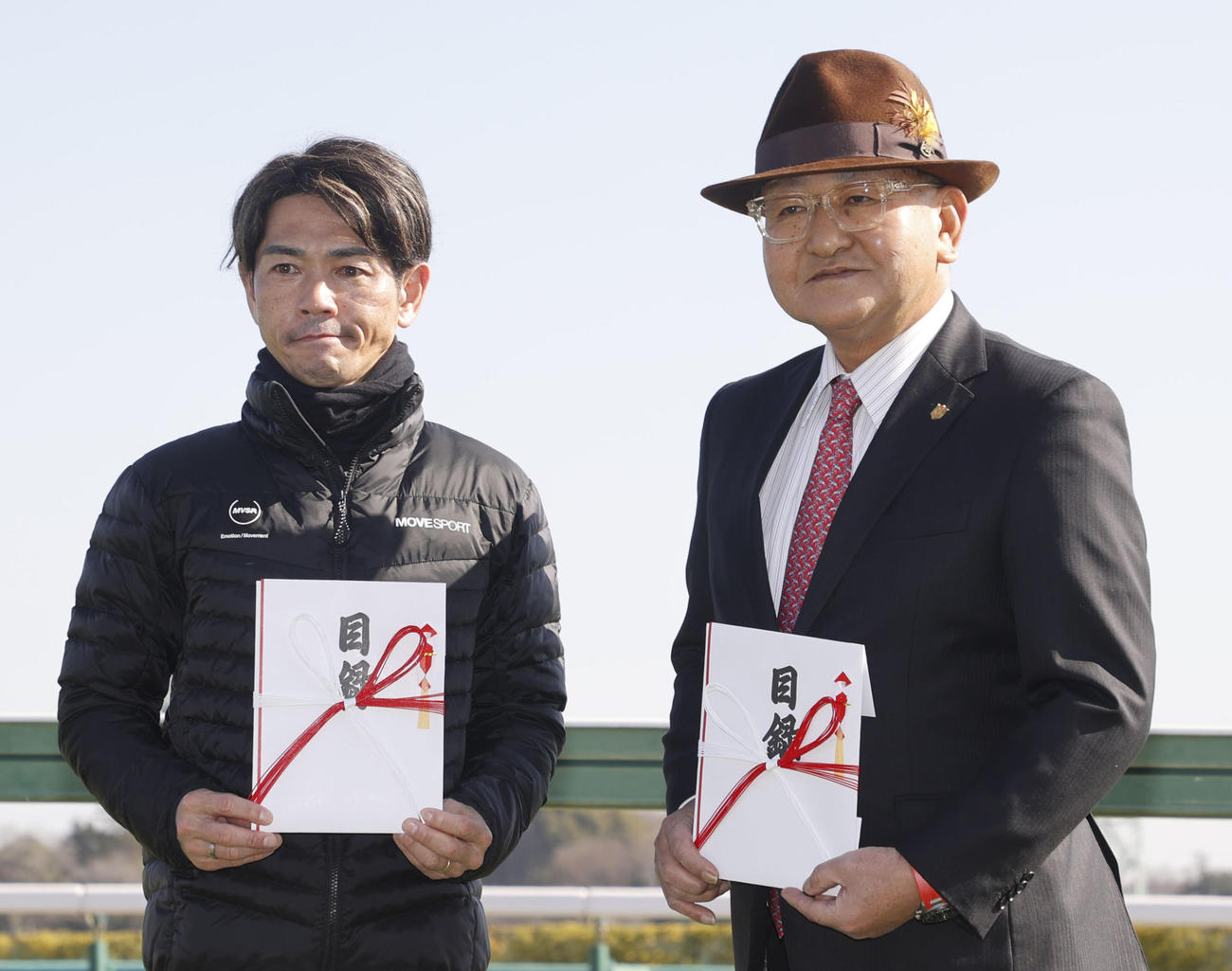 東京競馬記者クラブ賞を受賞した戸崎騎手（左）と東京競馬記者クラブ賞特別賞を受賞した矢作師