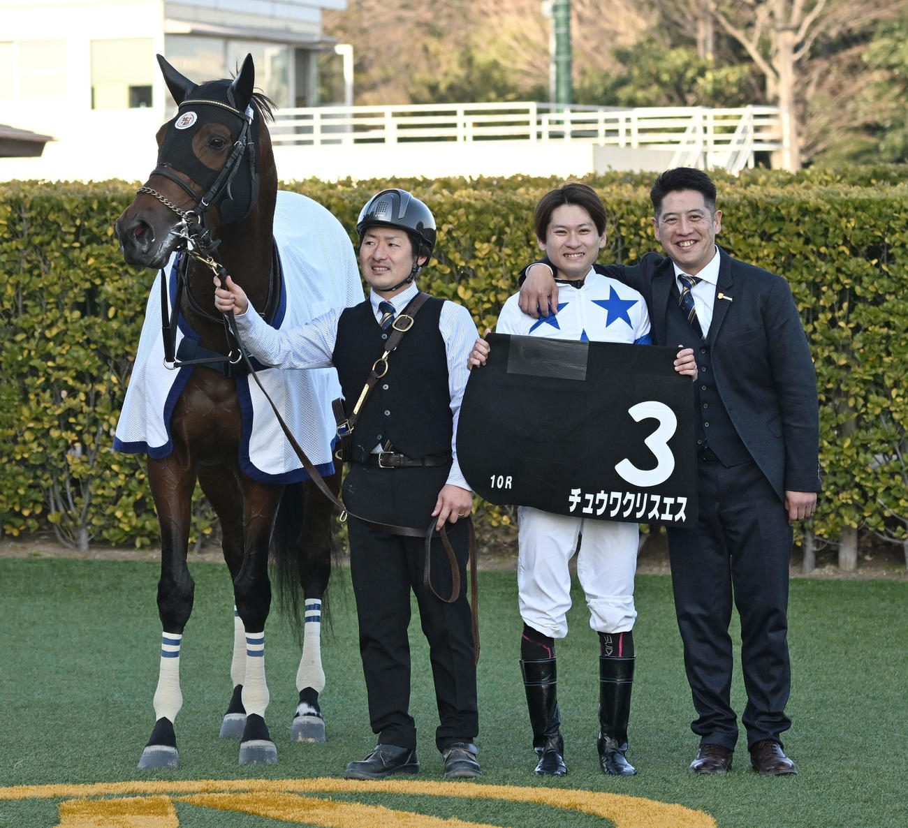 中山10R、アレキサンドライトSを制したチュウワクリスエスの口取りをする原田騎手と栗田師（撮影・千葉一成）
