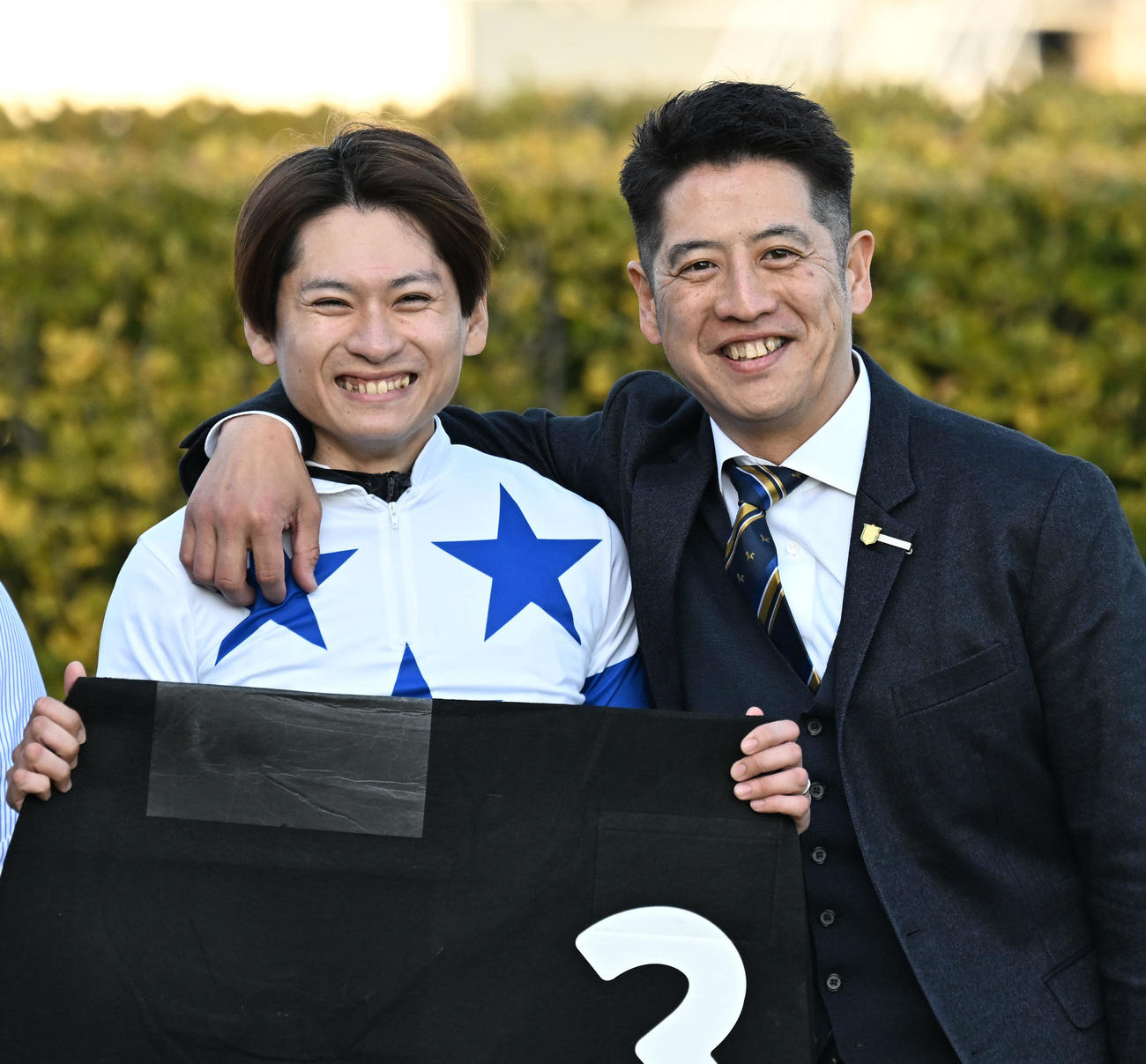中山10R、アレキサンドライトSをチュウワクリスエスで制し、喜ぶ栗田師（右）と原田騎手（撮影・千葉一成）