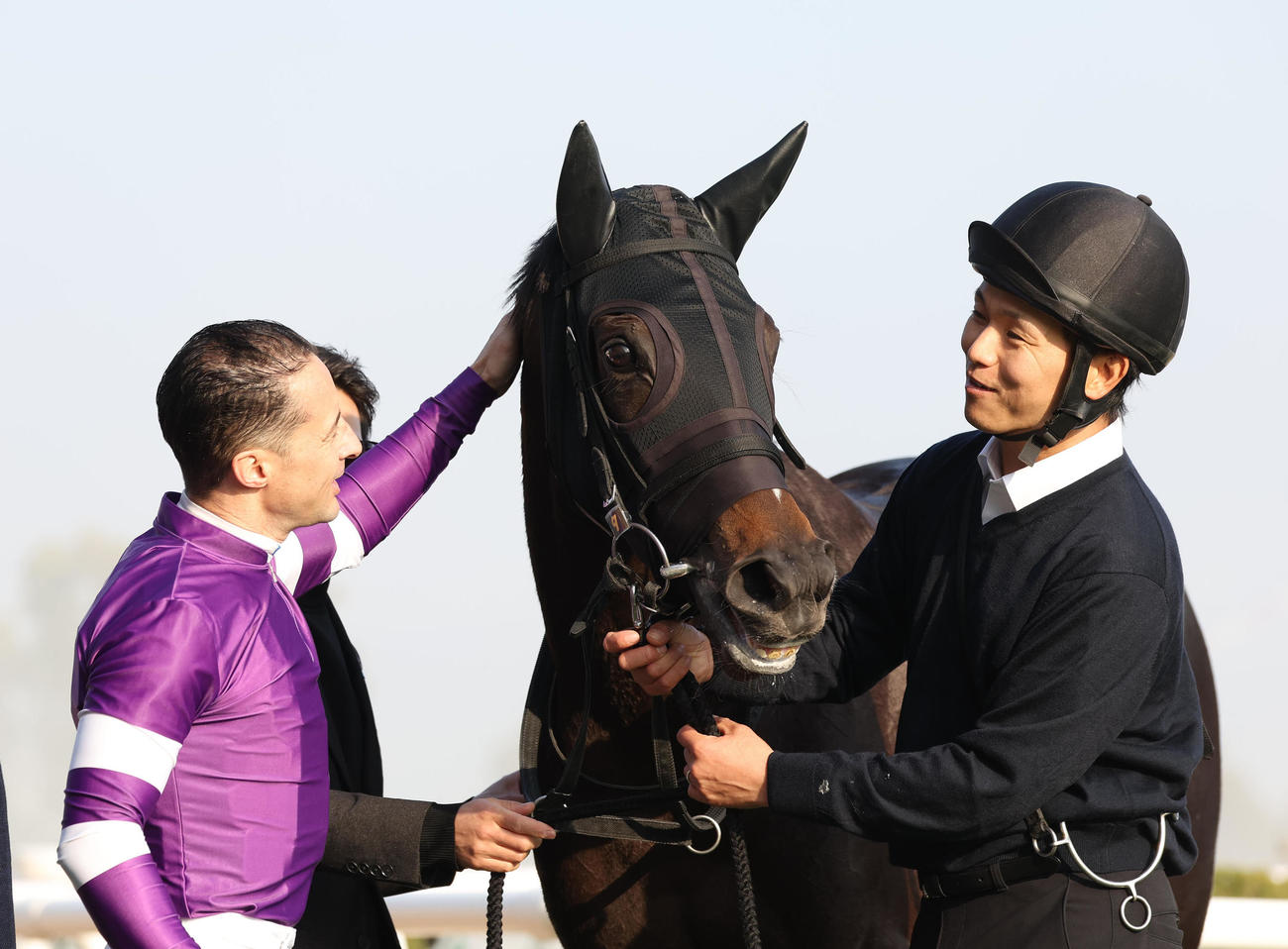 紅梅Sを快勝したリリージョワをねぎらうルメール騎手（左）（撮影・白石智彦）