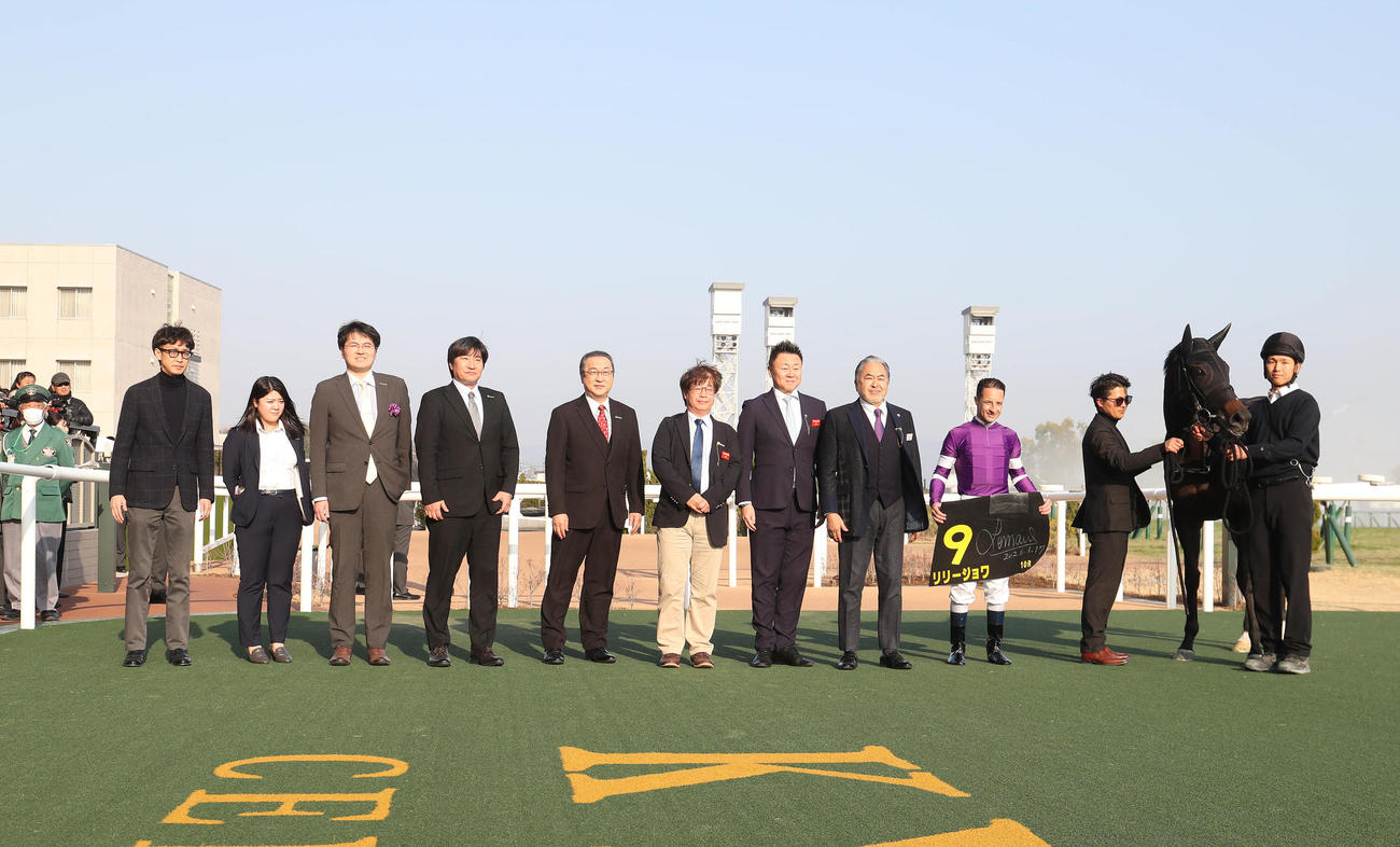 京都10R、紅梅Sを快勝したリリージョワと口取りに並ぶルメール騎手（右から3人目）（撮影・白石智彦）