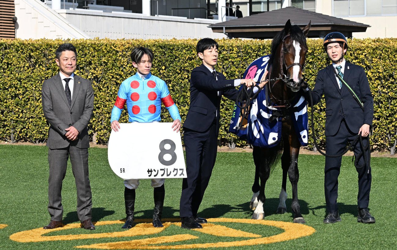 中山5R、3歳新馬戦を制したサンプレクスの口取りをする石川騎手と大竹師（左端）（撮影・千葉一成）