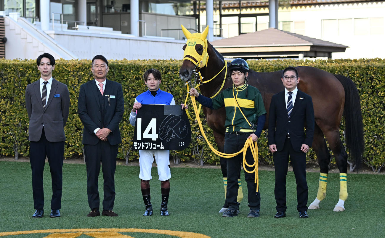 中山10R、ジャニュアリーSを制したモンドプリュームの口取りをする三浦騎手と水野師（右端）（撮影・千葉一成）
