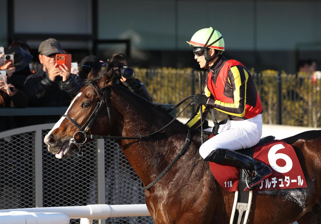 日経新春杯を勝利したゲルチュタールをねぎらう鞍上の坂井騎手（撮影・白石智彦）