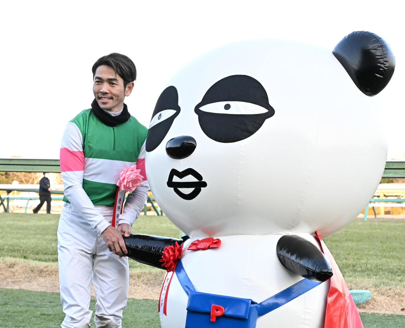 京成杯を制した戸崎騎手は京成パンダと記念撮影（撮影・千葉一成）