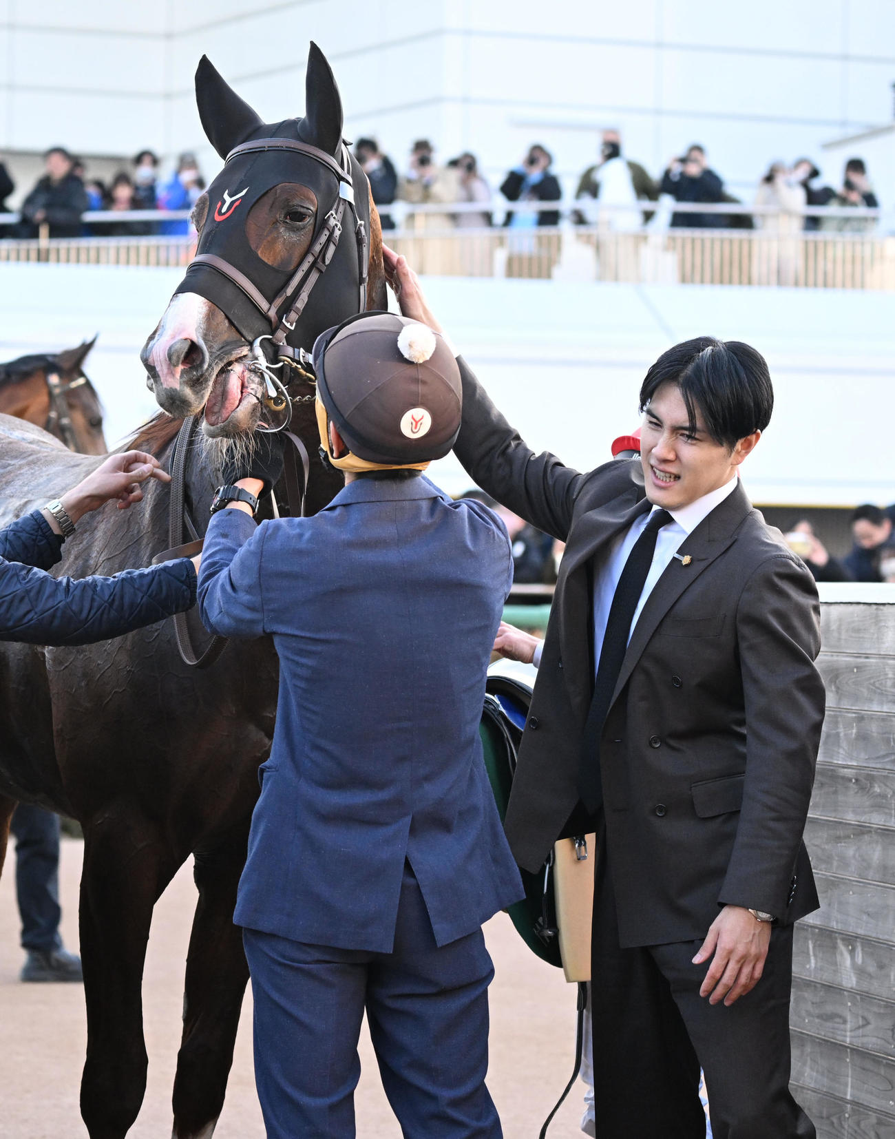 京成杯を制したグリーンエナジーをねぎらう上原佑師（右）（撮影・千葉一成）