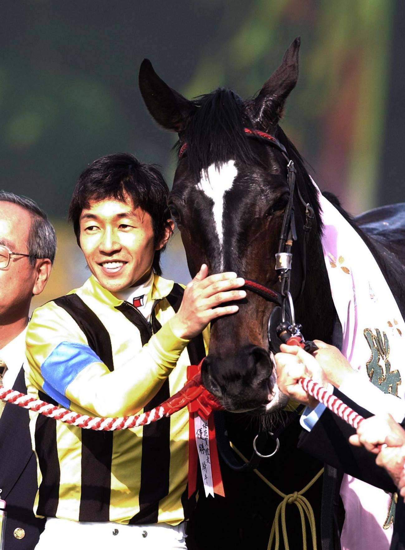04年桜花賞を制しダンスインザムードの鼻をなでてねぎらう武豊騎手