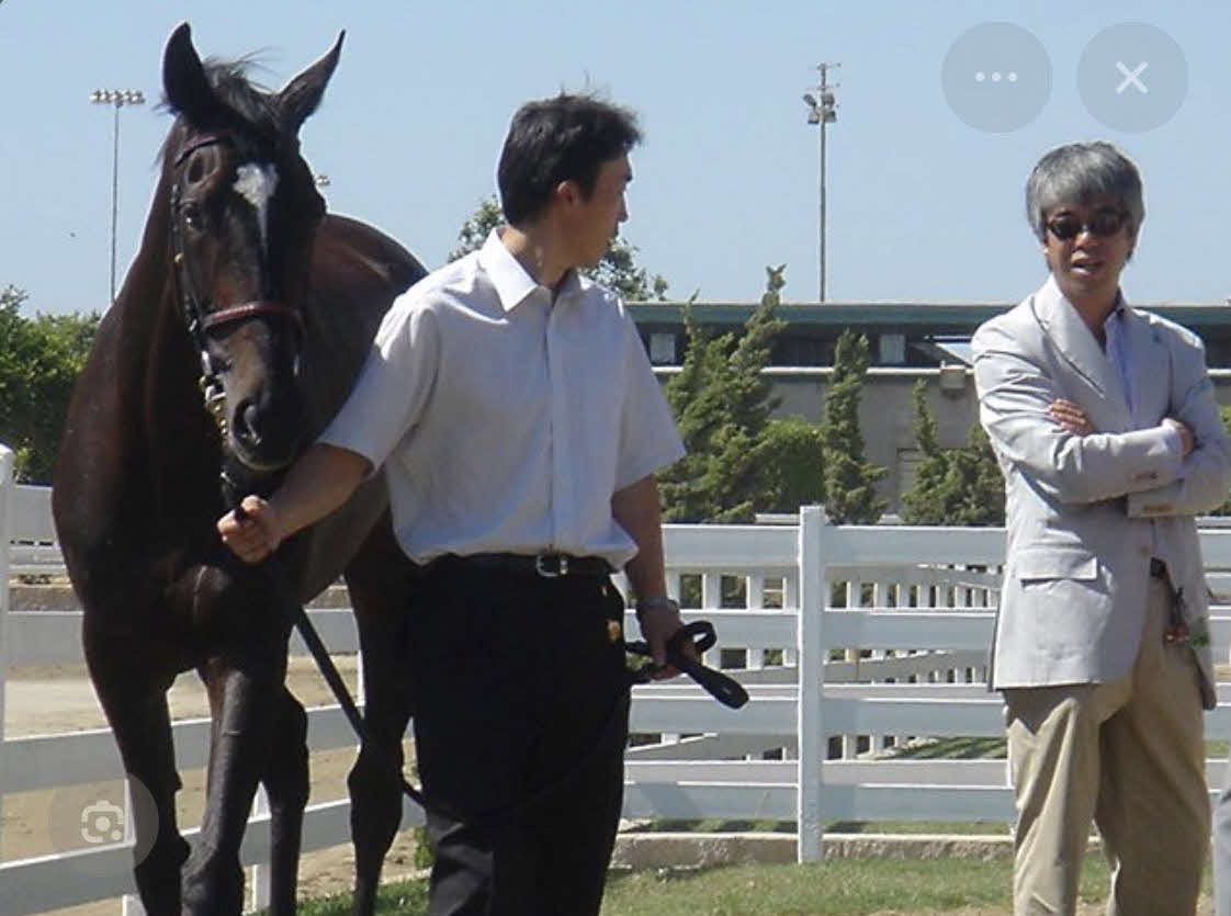 2006年米国のキャッシュコールマイルを制した直後のダンスインザムード。右は藤沢和雄元調教師（社台ファーム提供）