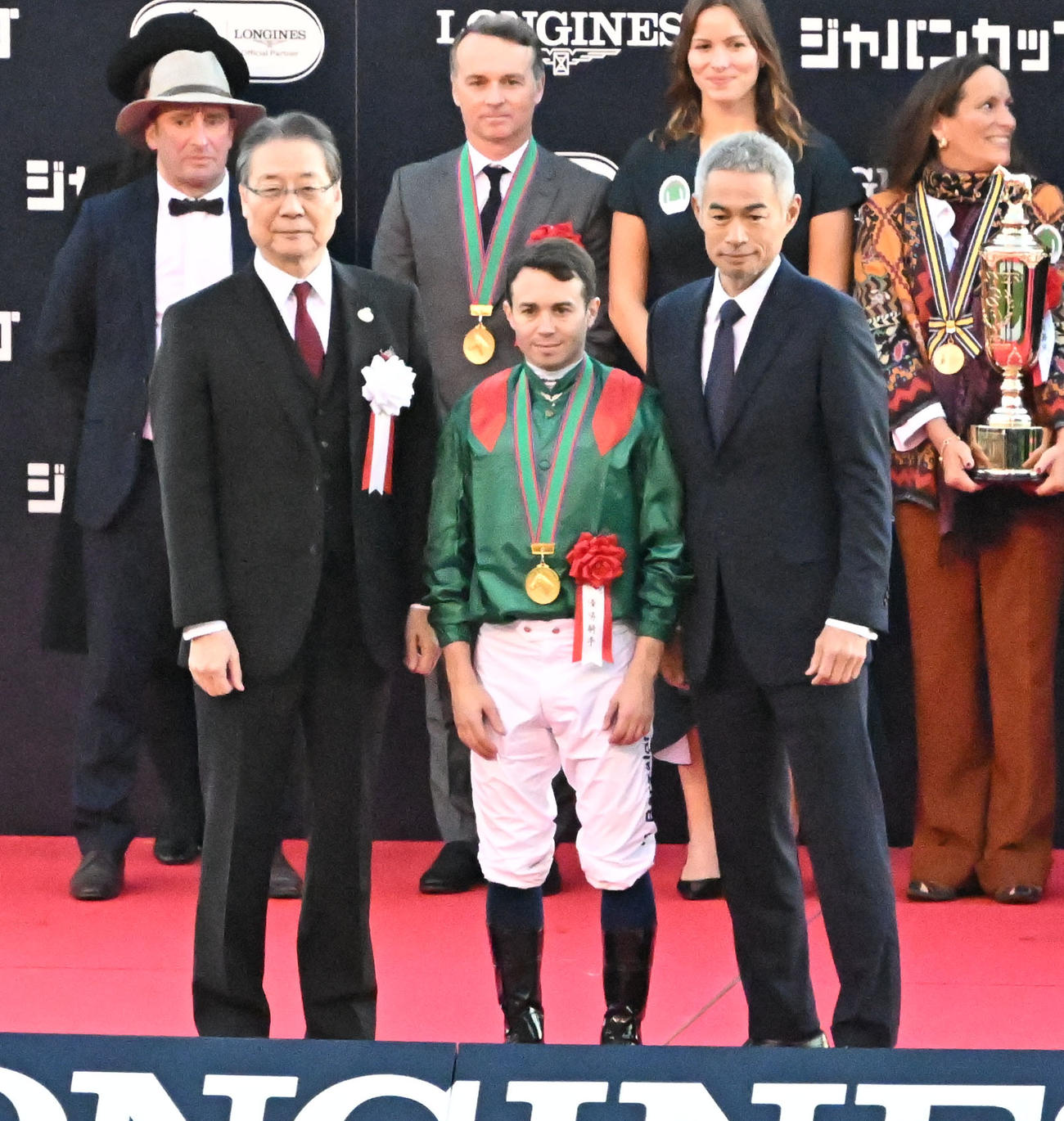 ジャパンCをカランダガンで制しイチローさんと記念撮影に納まるバルザローナ騎手