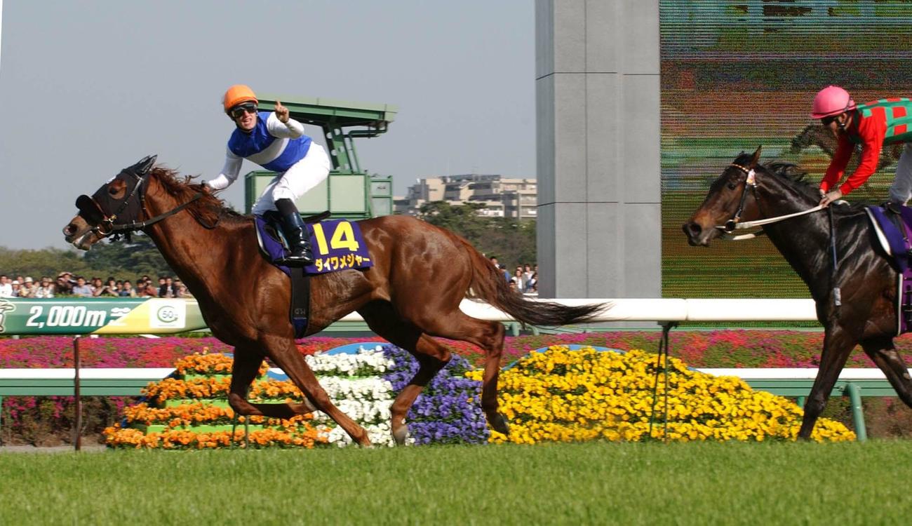 04年皐月賞、直線抜け出したダイワメジャー（左）がコスモバルクの追撃を振り切った