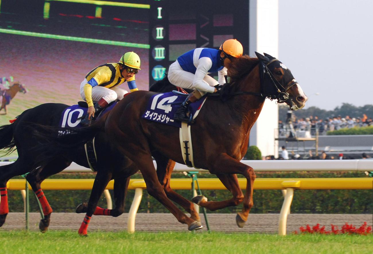 06年、直線抜け出したダイワメジャーがスウィフトカレント（左）を半馬身抑え天皇賞を制した