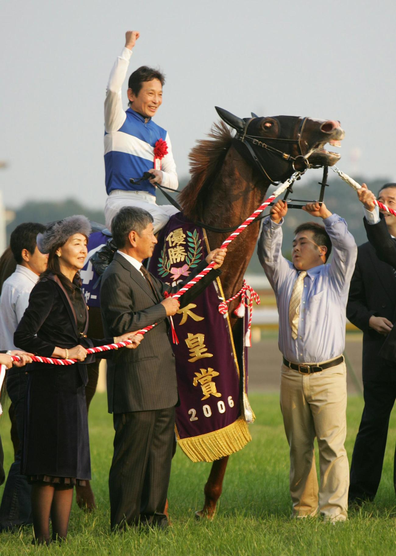 06年天皇賞・秋を制し笑顔を見せるダイワメジャーの安藤勝己騎手