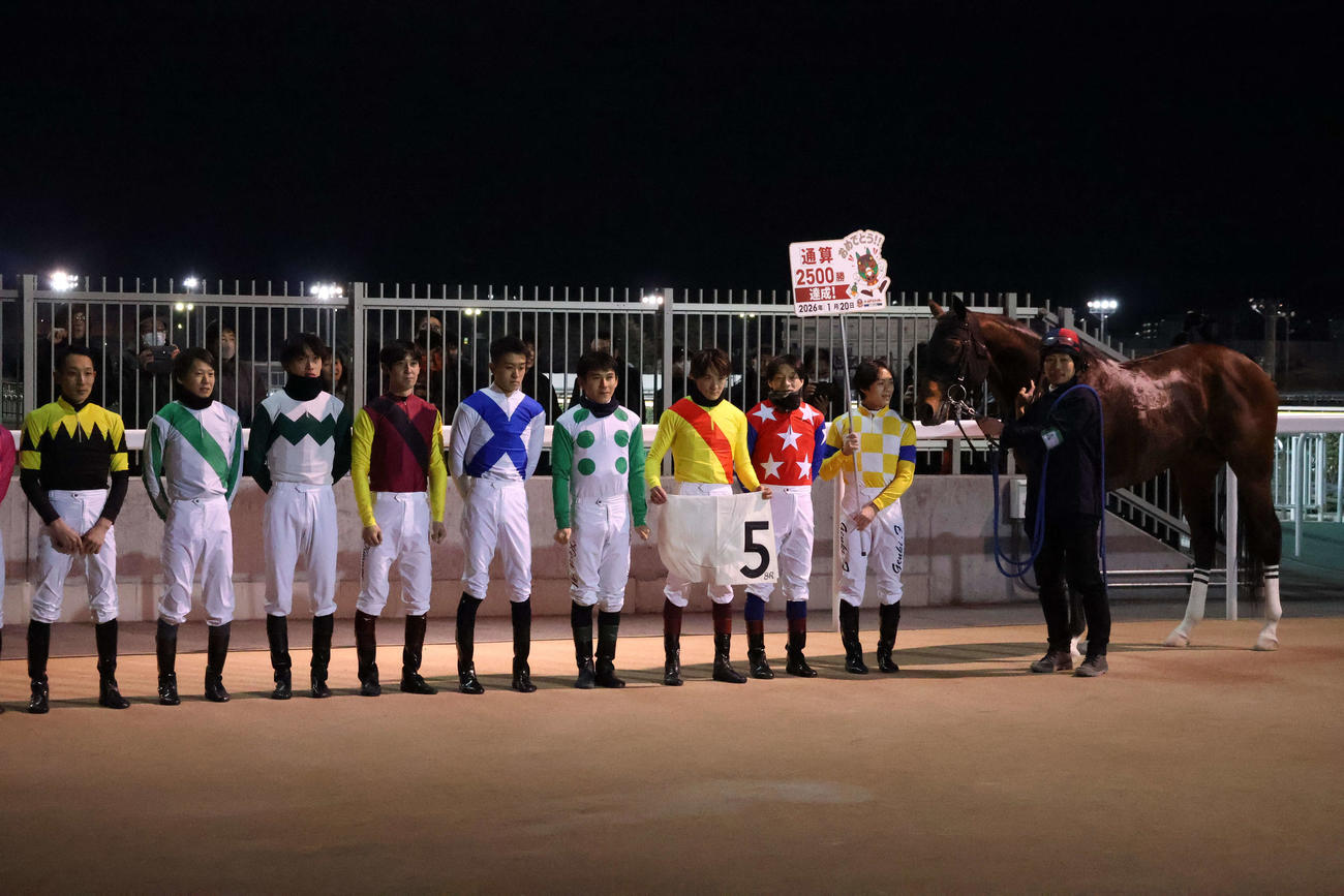 船橋8Rで地方競馬通算2500勝を達成した大井の笹川翼騎手（右から4人目）