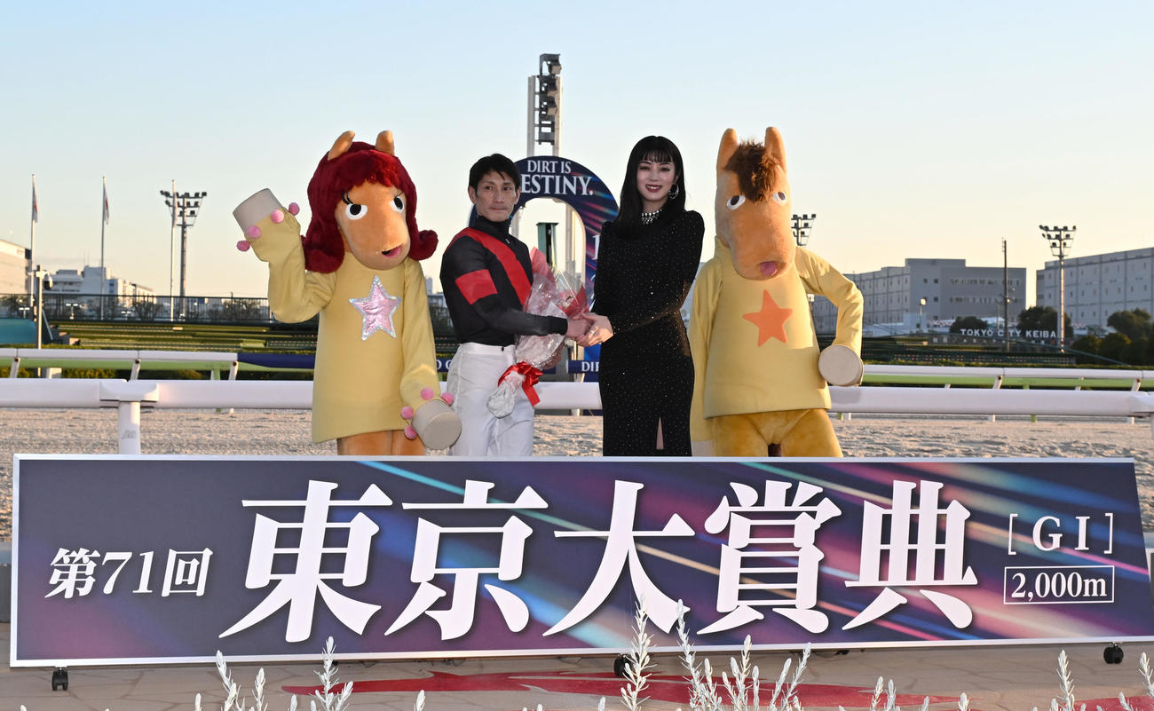 東京大賞典の表彰式で記念撮影に応じる矢野騎手とプレゼンターを務めた池田エライザ（2025年12月29日撮影）