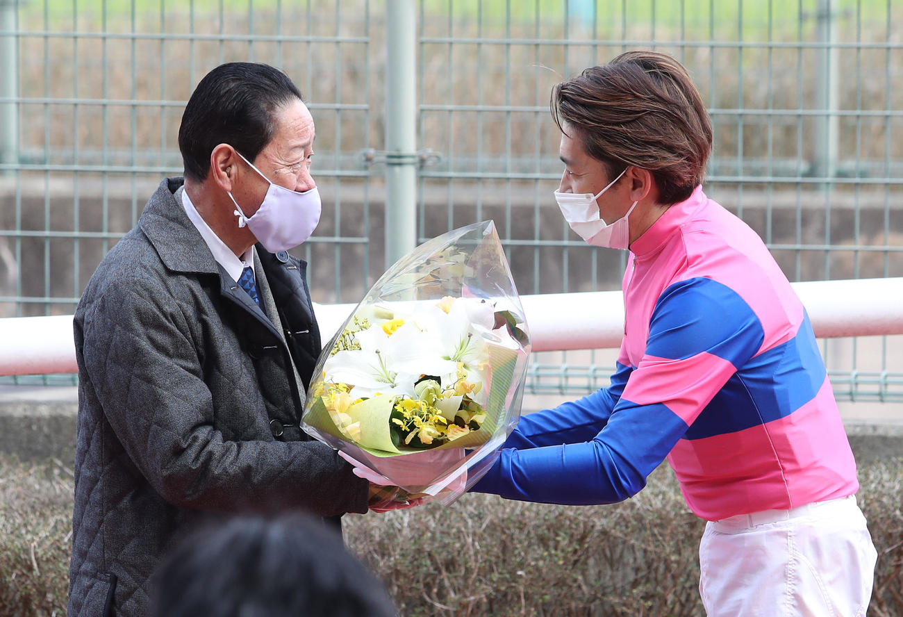 引退レース後、福永祐一騎手（右）から花束を贈られる湯窪幸雄元調教師（2021年2月撮影）