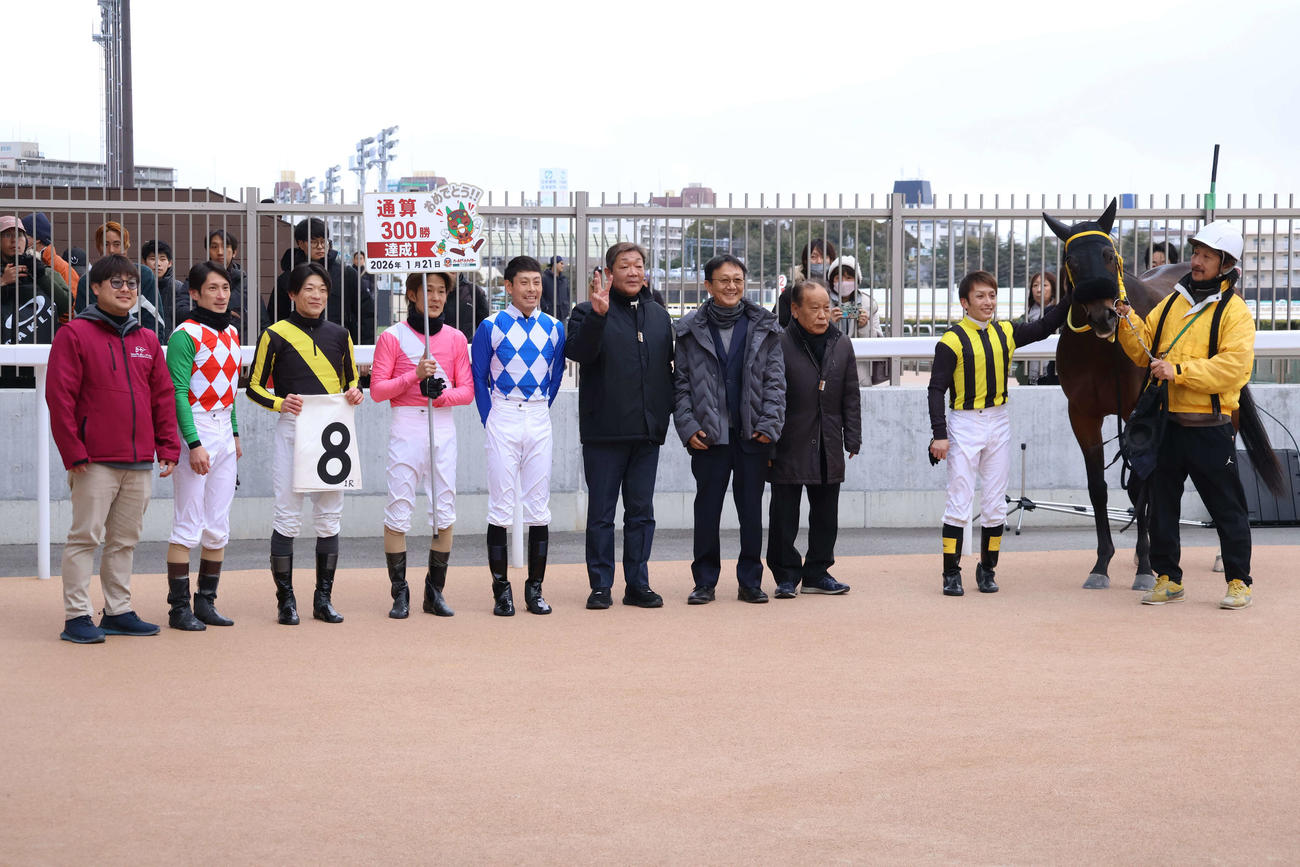 船橋1Rをキャプテンデュークで勝利し地方競馬通算300勝を達成した船橋の玉井昇調教師（左から6人目）