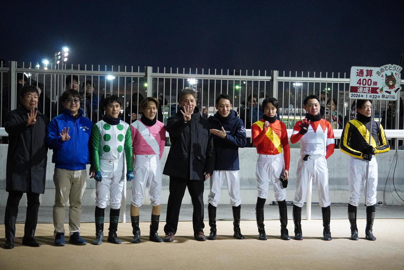 地方通算400勝を達成した稲益貴弘師（中央）