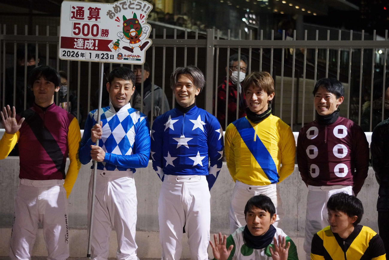 地方通算500勝を達成した沢田龍哉騎手（後列中央）
