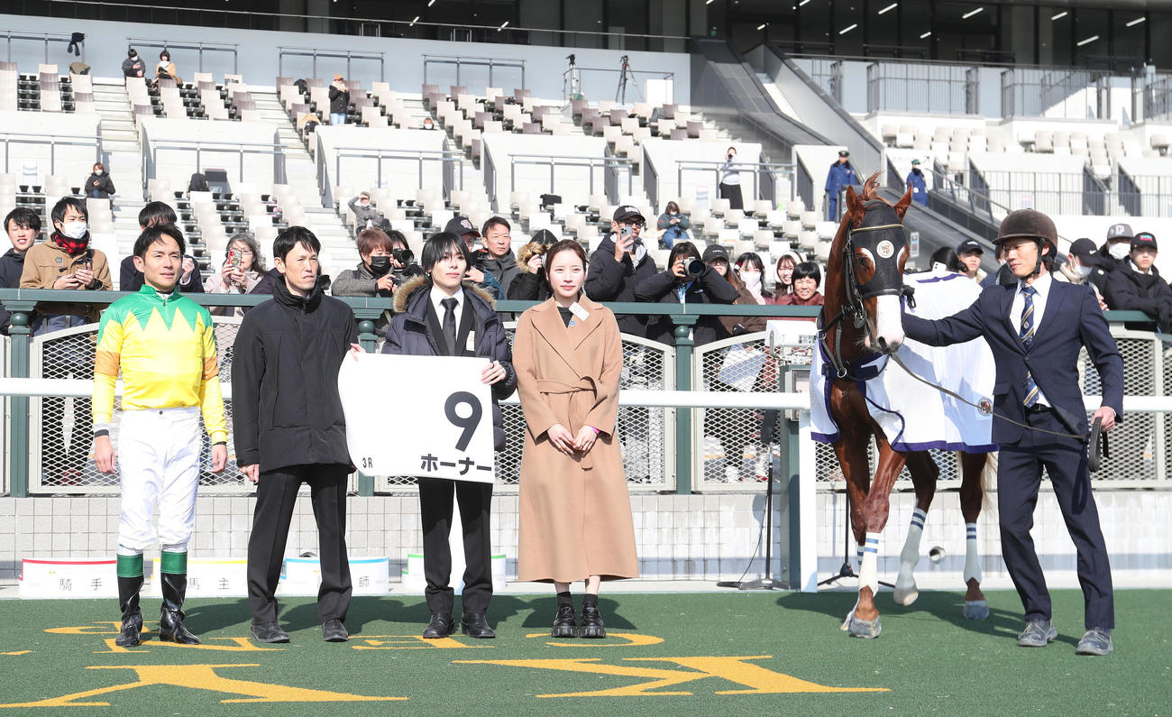 京都3R、新馬戦を勝利したホーナーと口取りに並ぶ浜中騎手（左）（撮影・白石智彦）