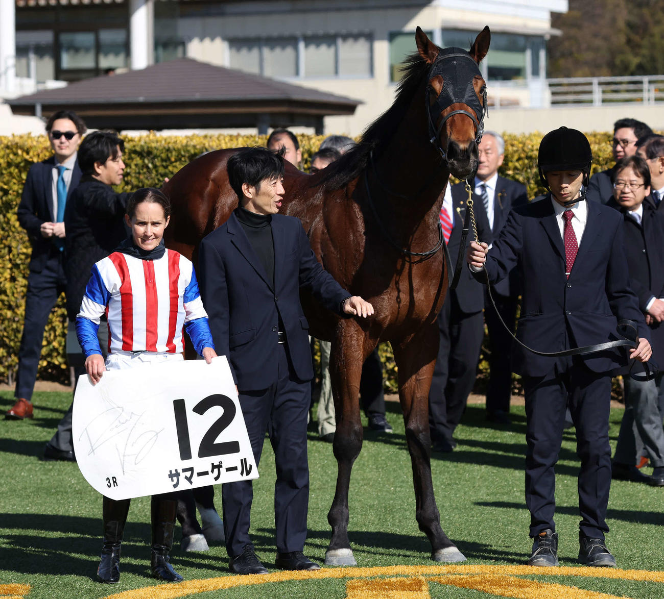 中山3R、3歳新馬戦を制したサマーゲールの口取りをするキング騎手（撮影・丹羽敏通）