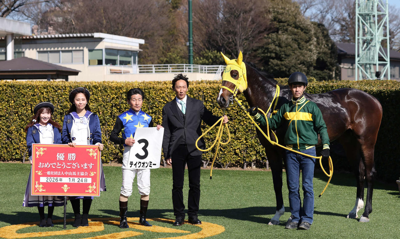 中山4R、3歳未勝利戦を制したテイクオンミーの口取りをする柴田善騎手（撮影・丹羽敏通）