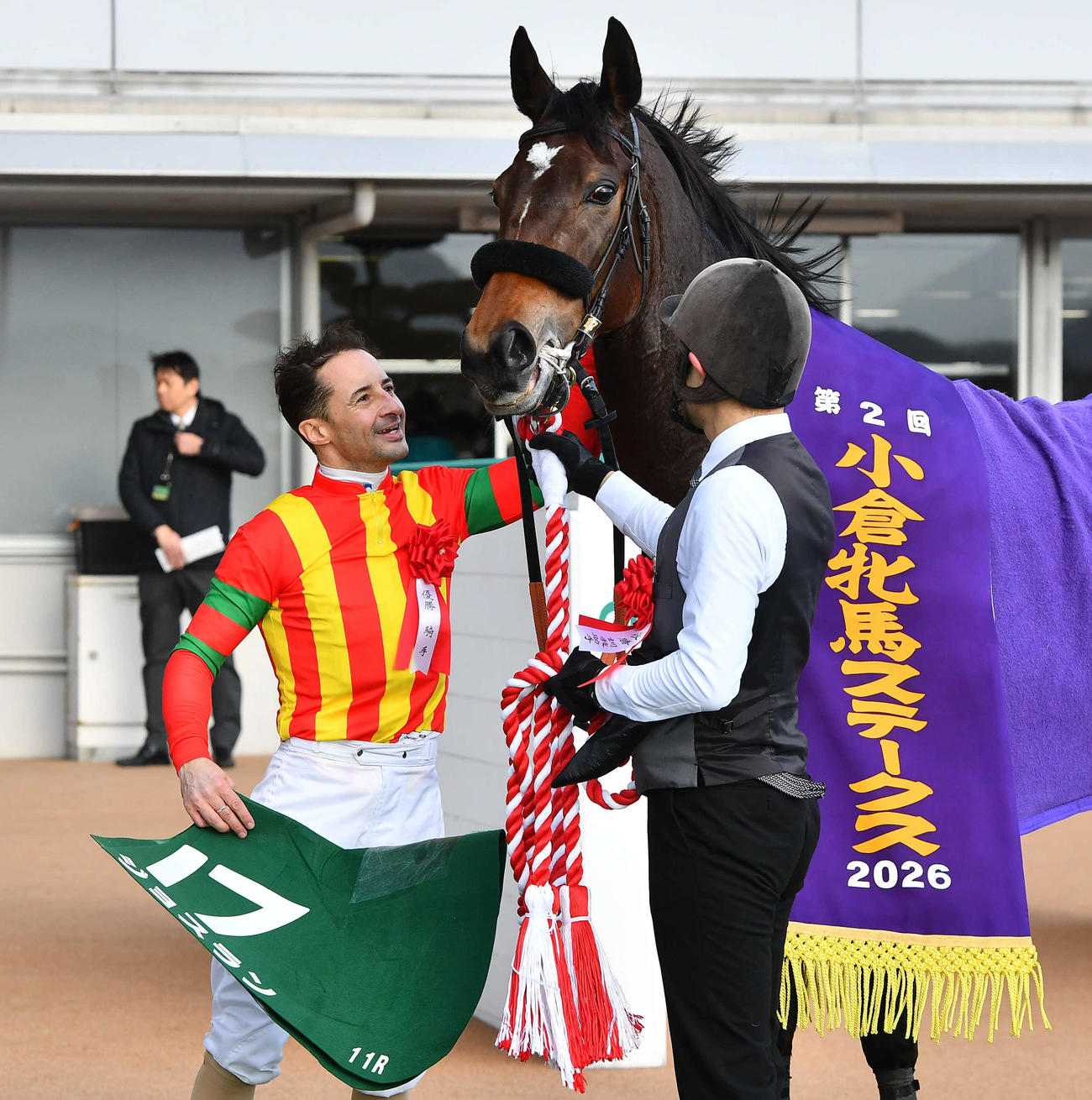 小倉牝馬Sを制し、ジョスランの顔をなでてねぎらうルメール騎手（撮影・岩下翔太）