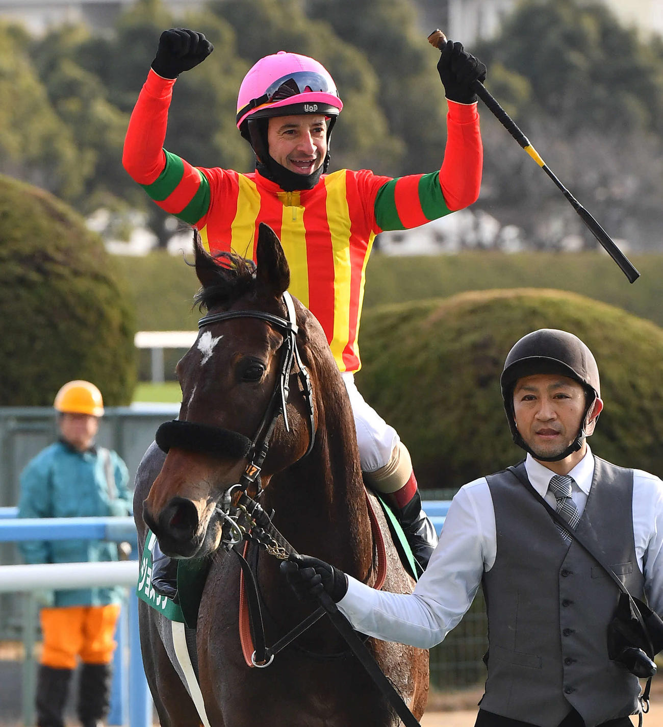 小倉牝馬Sをジョスランで制しJRA全10場重賞制覇達成のルメール騎手はガッツポーズ（撮影・岩下翔太）
