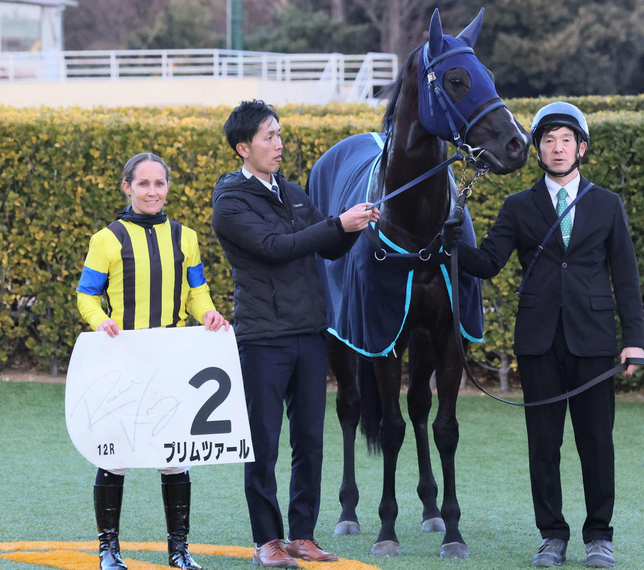 中山12R、4歳上1勝クラスを制したプリムツァールの口取りをするキング騎手（撮影・丹羽敏通）