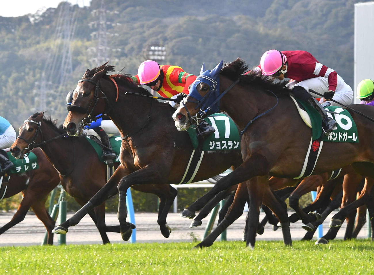 小倉11R・G3小倉牝馬ステークス　ボンドガール（右）との接戦を制したジョスランとクリストフ・ルメール騎手（撮影・岩下翔太）