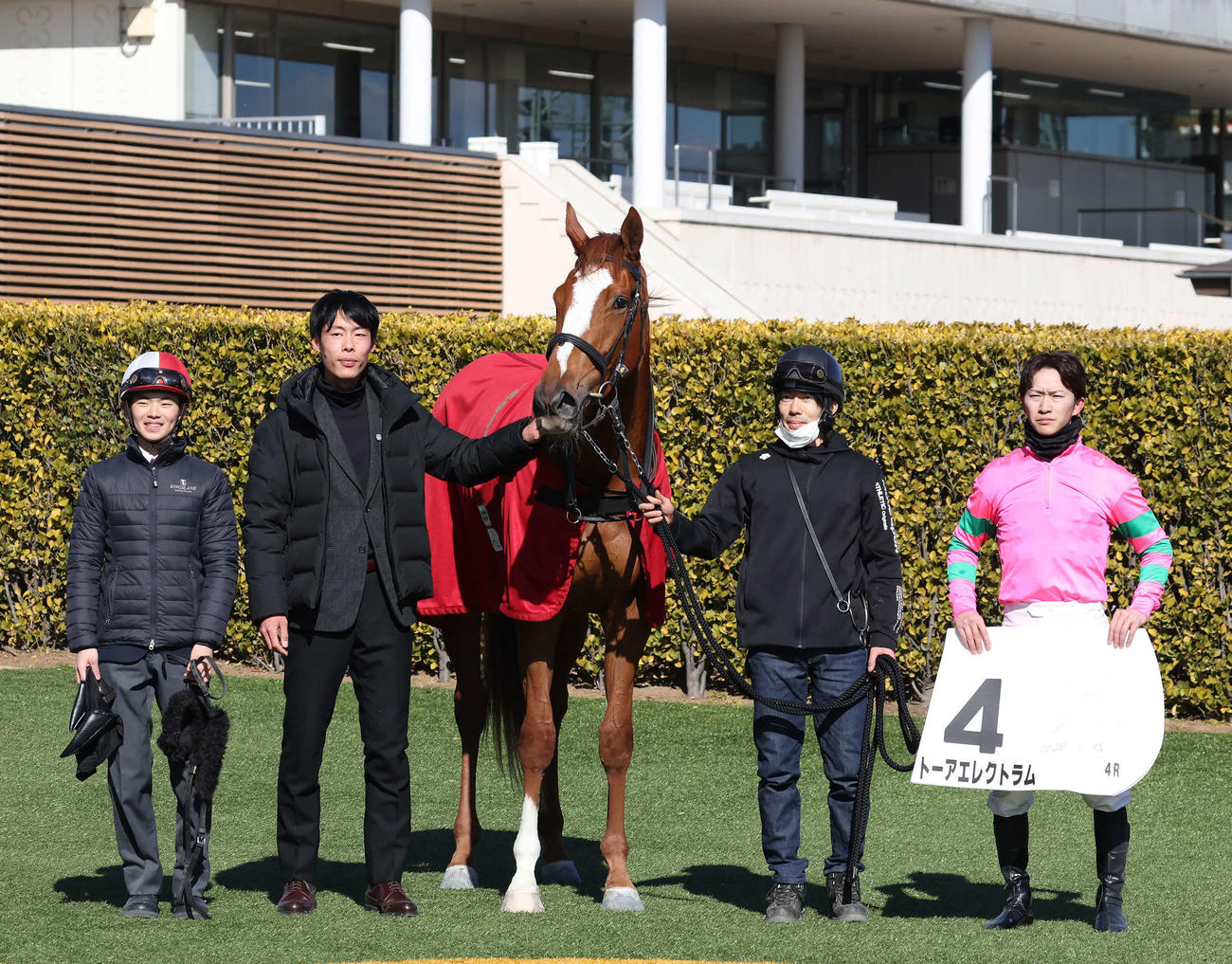 中山4R、3歳新馬戦を制したトーアエレクトラムの口取りをする菅原明騎手（撮影・丹羽敏通）