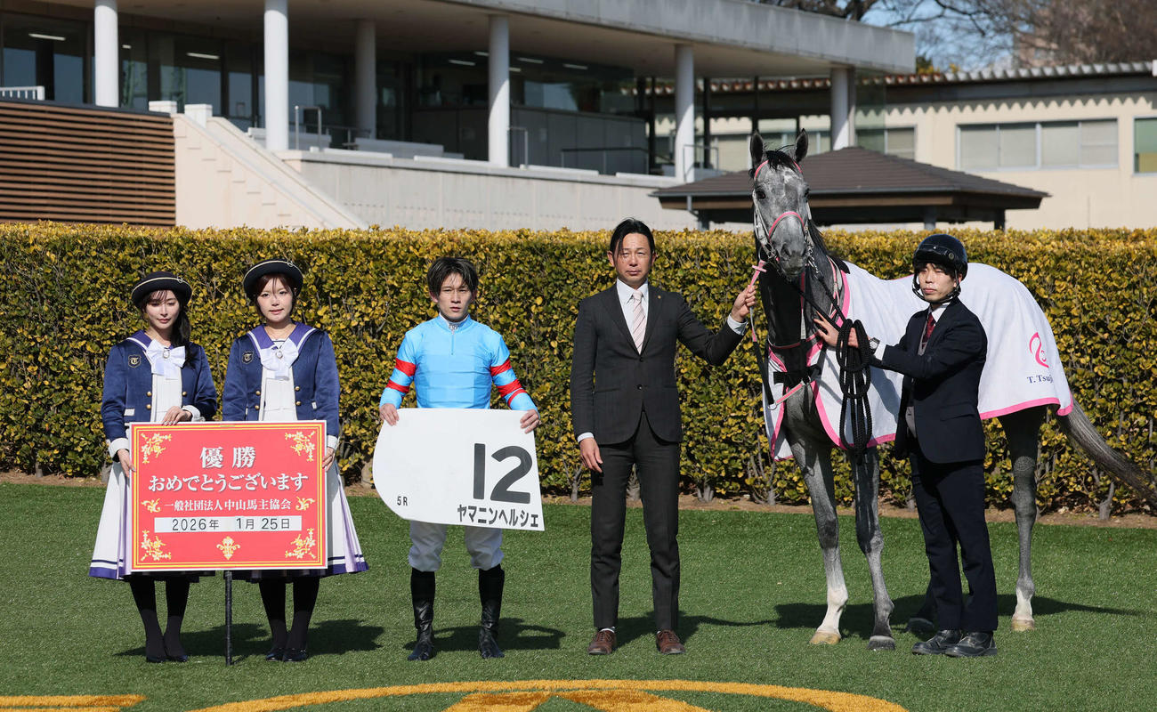 中山5R、3歳新馬戦を制したヤマニンヘルシェの口取りをする石川騎手と辻師（撮影・丹羽敏通）