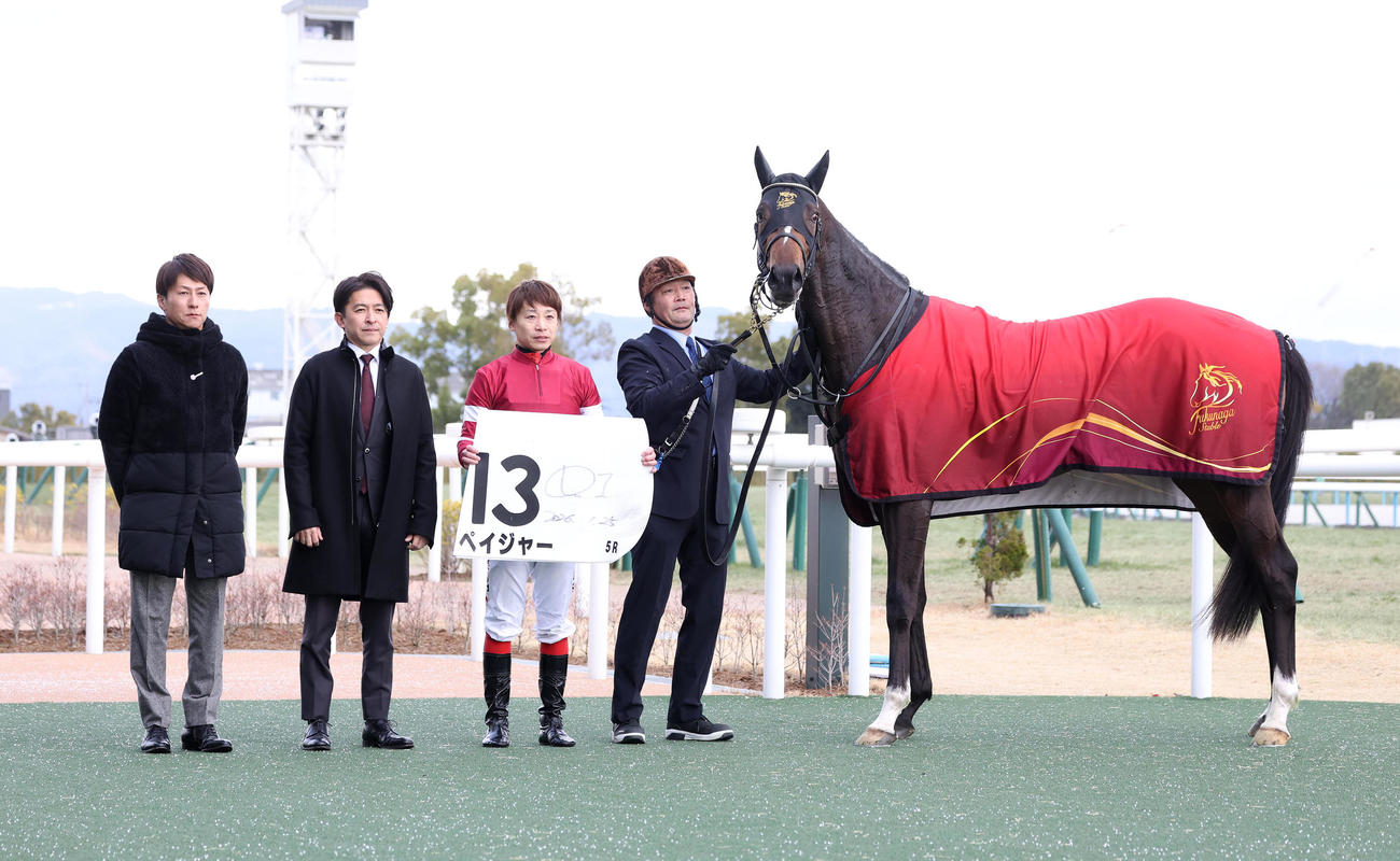 京都5R、新馬戦を制したペイジャーと口取りに並ぶ池添騎手（右から2人目）（撮影・白石智彦）