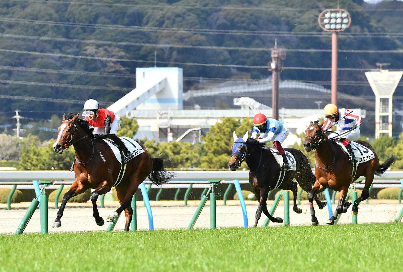 小倉5R、新馬戦を勝利したエンプレスケー（左）と丹内祐次騎手（撮影・岩下翔太）